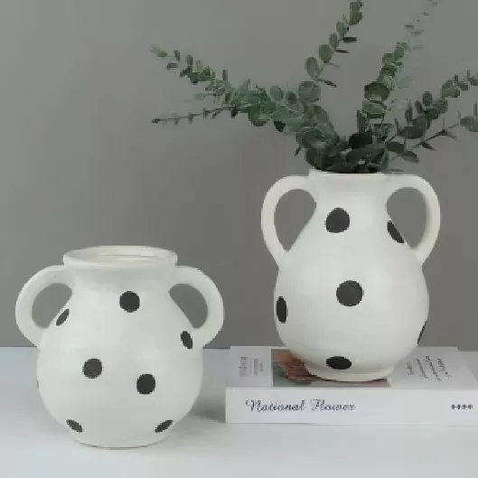 Polka nöqtəli daşdan hazırlanmış vaza